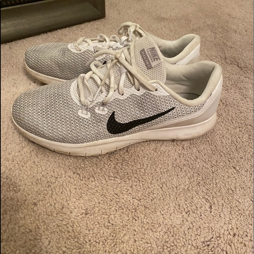 white nike shoes